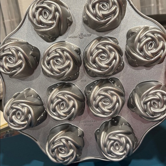 Nordic Ware Cast Aluminum Sweetheart Roses Muffin/Cupcake Pan - Picture 1 of 6